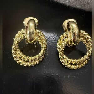 Vintage “door knocker” Earrings Gold-Tone Twisted Hoop clip-ons